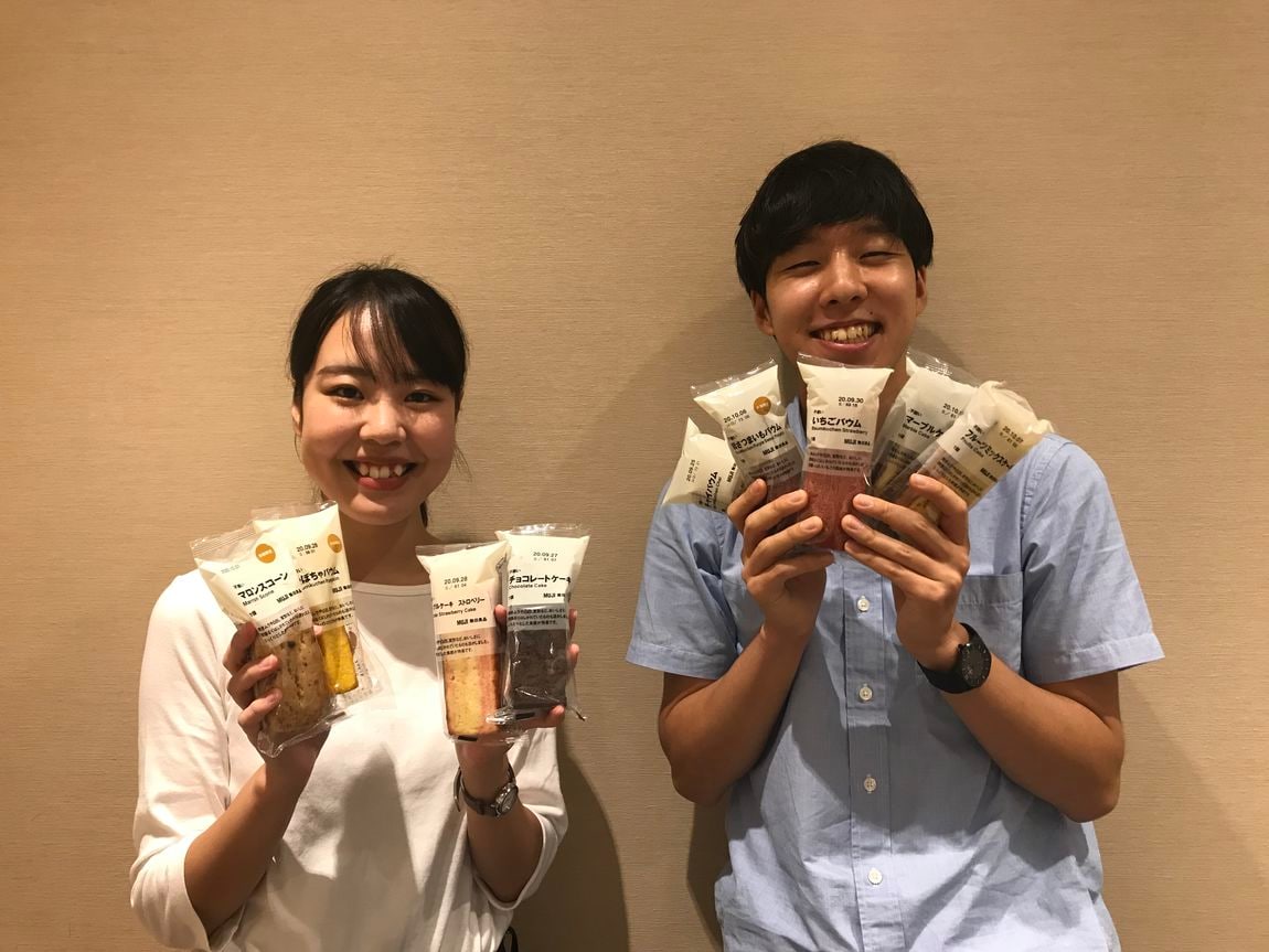 【アクタ西宮】バウムを持つ男女二人