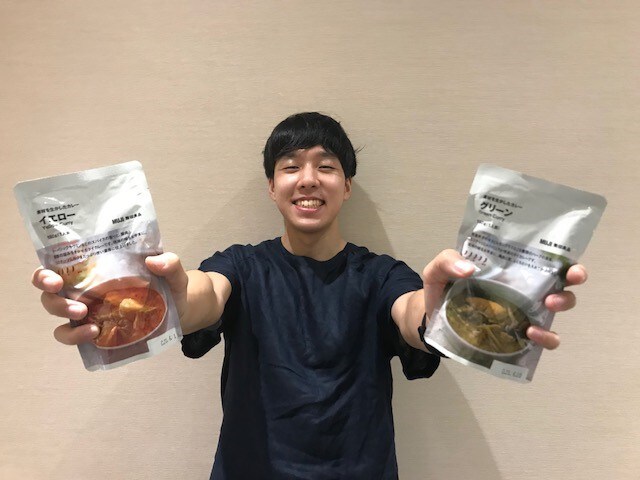 【アクタ西宮】カレーを持った男性