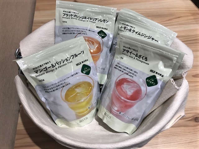 【アクタ西宮】男性がカレーを持っている