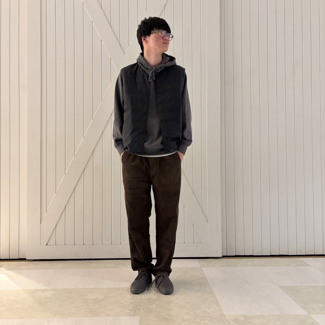 スウェットパーカー×ダウンベスト×コーデュロイ