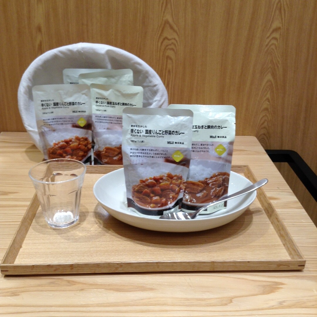 キービジュアル画像：素材を生かした辛くない国産玉ねぎと豚肉のカレー/辛くない国産りんごと野菜のカレー｜商品紹介