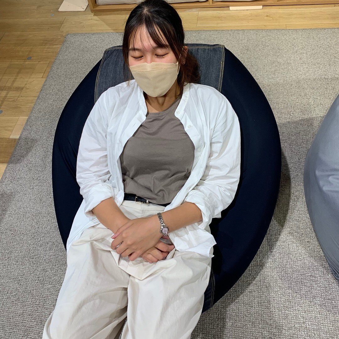 体にフィットするソファ
