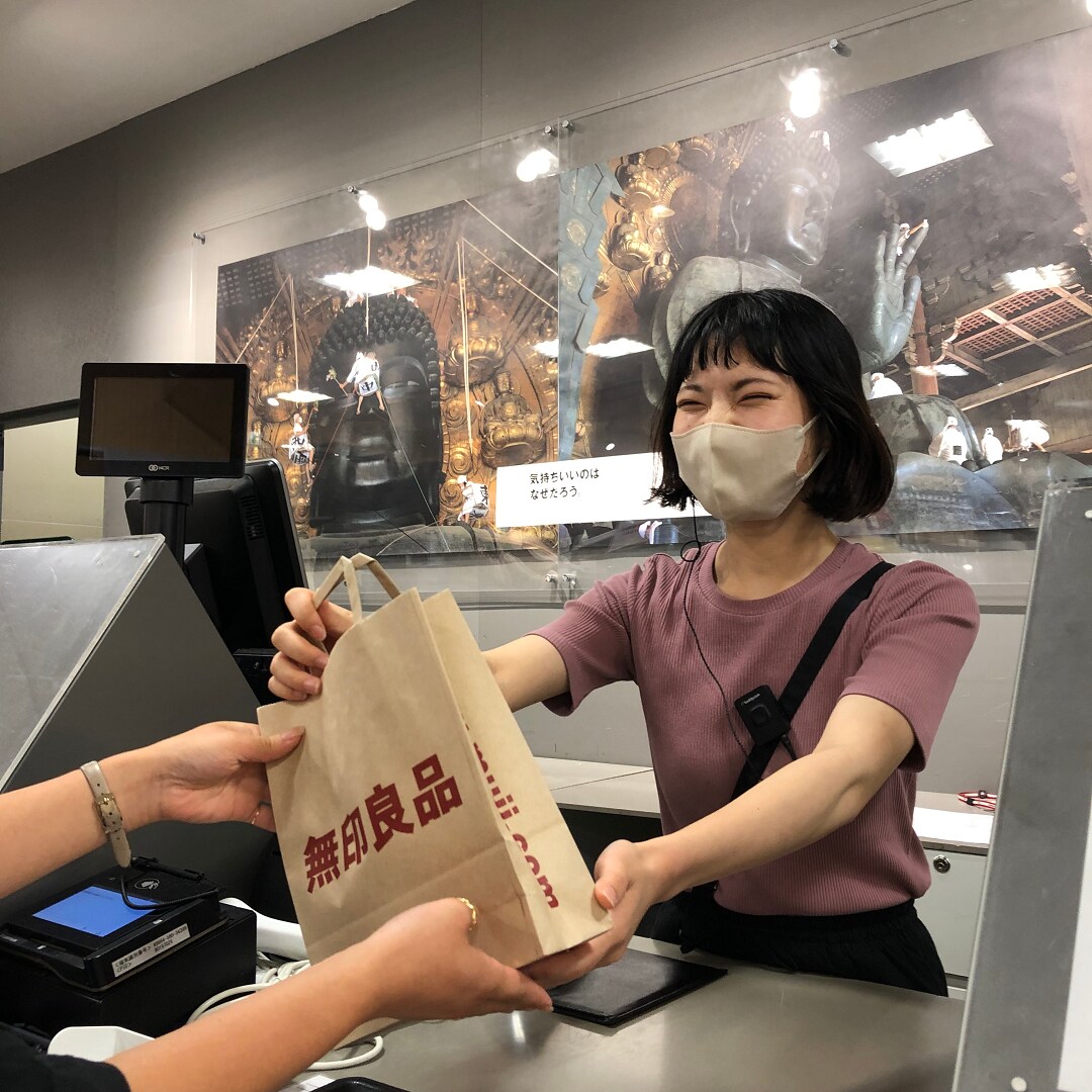 レジ業務のようす