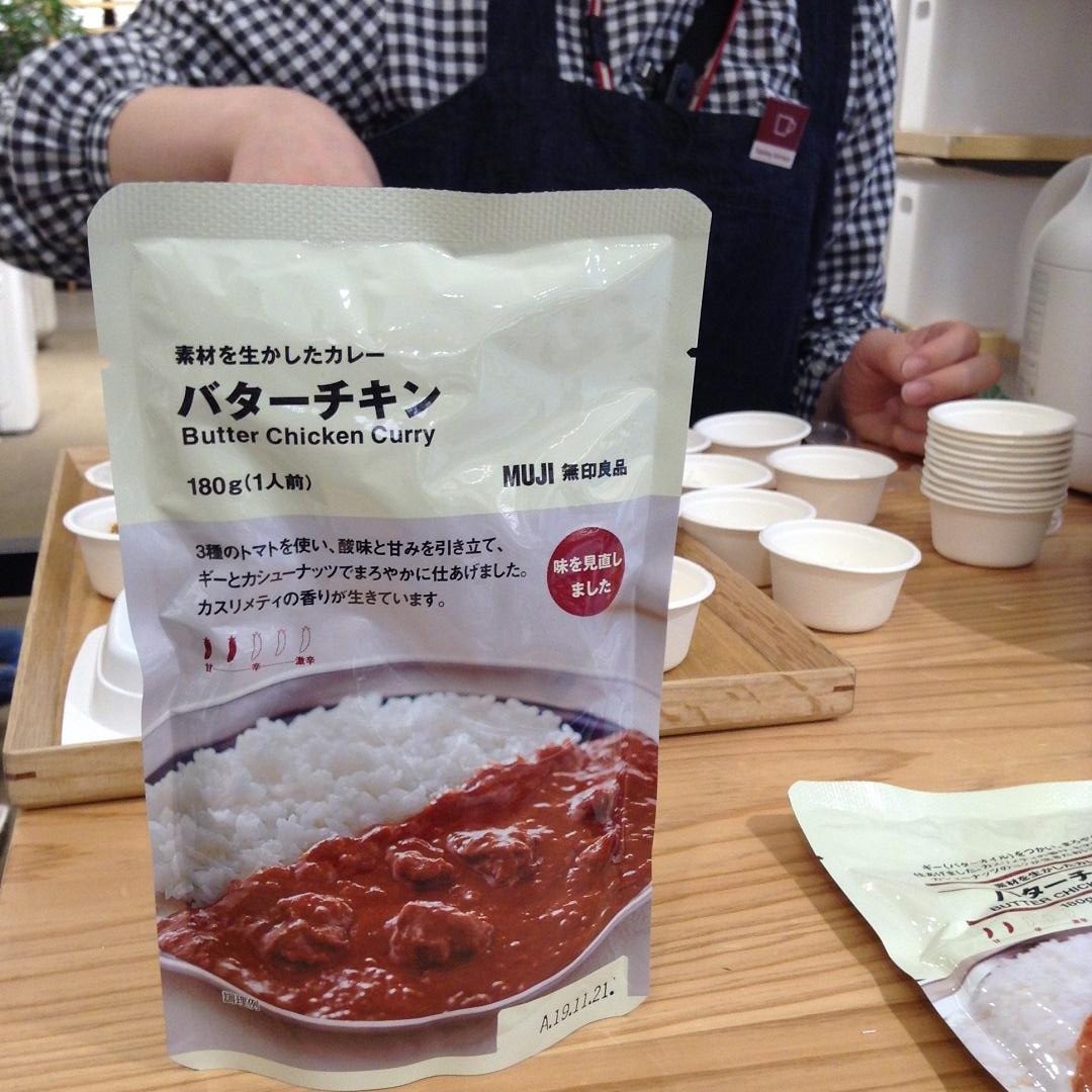 キービジュアル画像：リニューアルした『素材を生かしたカレー バターチキン』｜スタッフのおすすめ