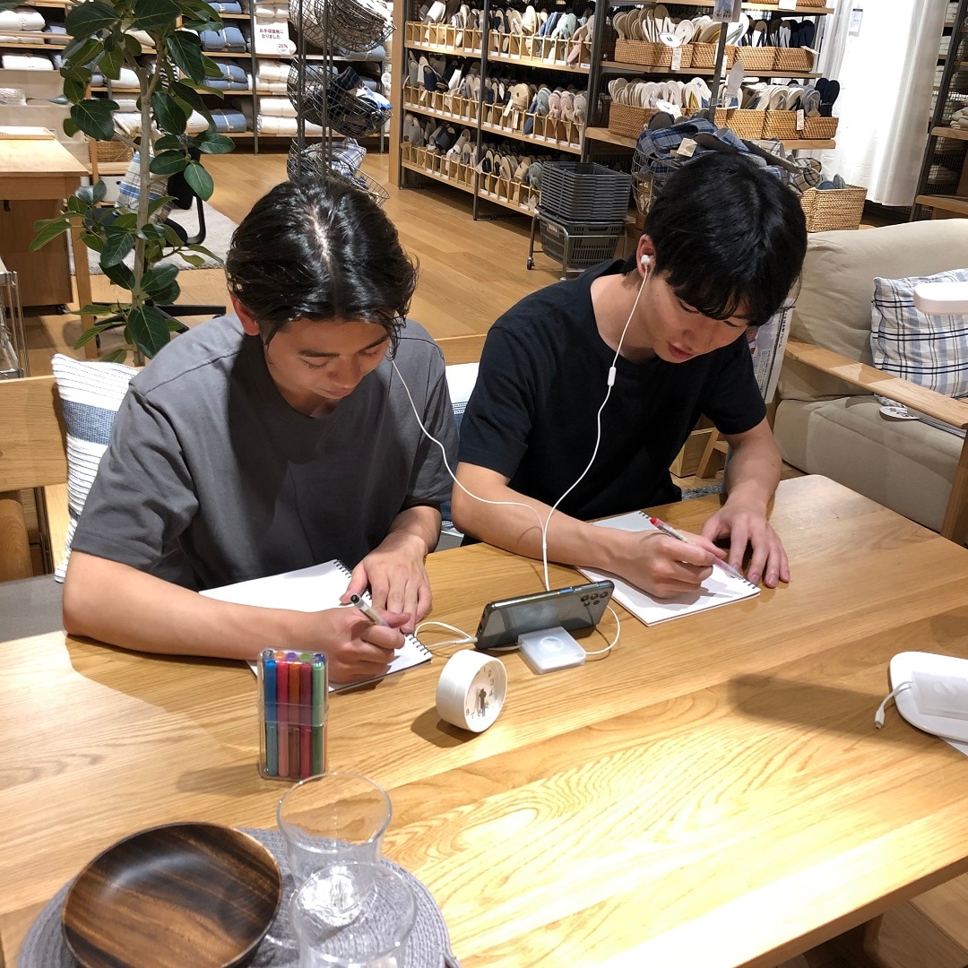 ２人で勉強をしながら音楽を聴いている様子