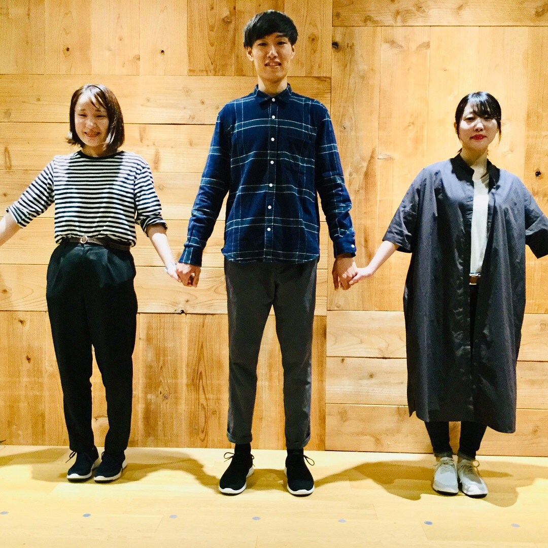 キービジュアル画像：踵の衝撃を吸収する　スニーカー