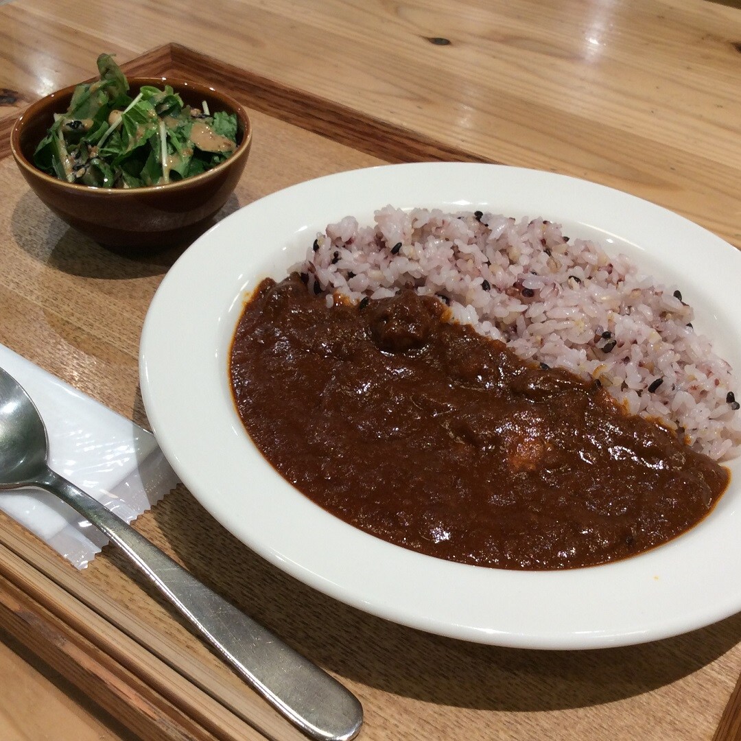 キービジュアル画像：おすすめメニュー『バターチキンカレーセット』