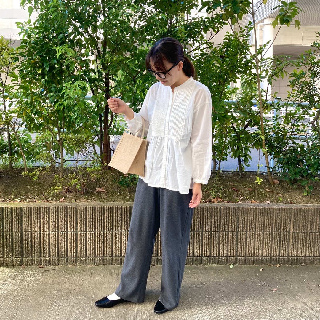 婦人　白ブラウス　グレーワッフルパンツコーデ