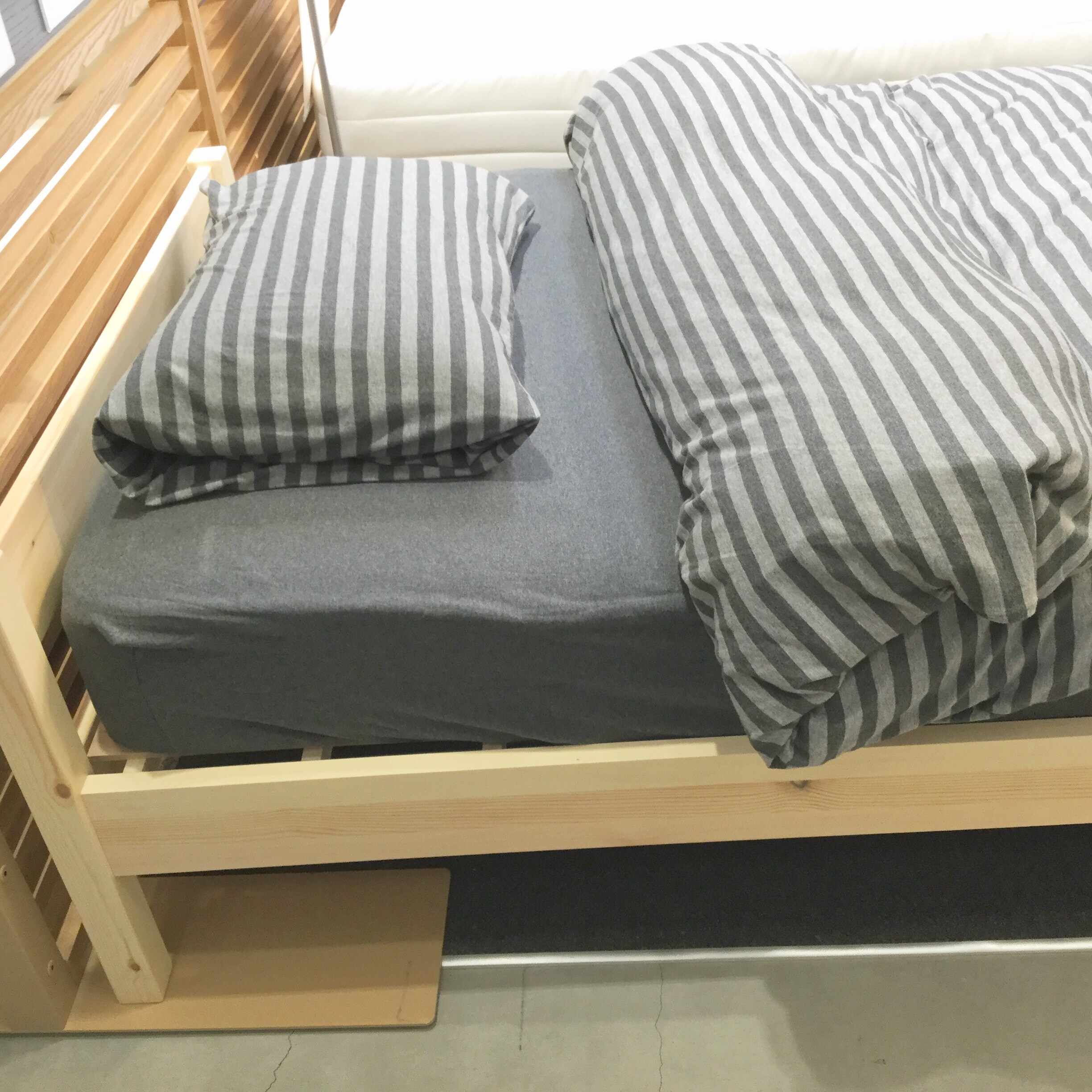 【イオンタウン姶良】 やさしい木目のベッドです。