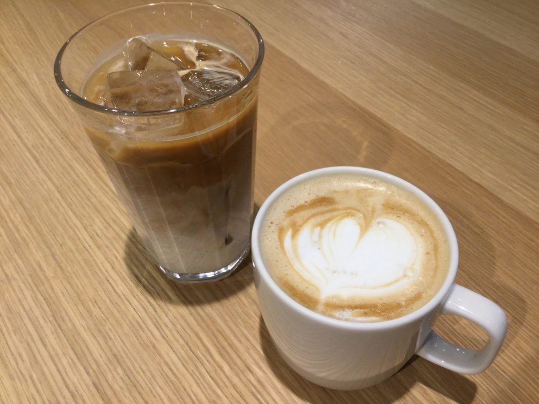 キービジュアル画像：本場のマシンを使ったカフェラテ｜スタッフのおすすめ