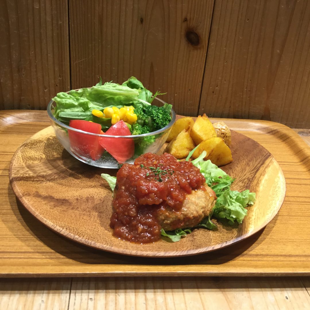 キービジュアル画像：ふっくらジューシーフルーツポークのハンバーグ｜スタッフのおすすめ