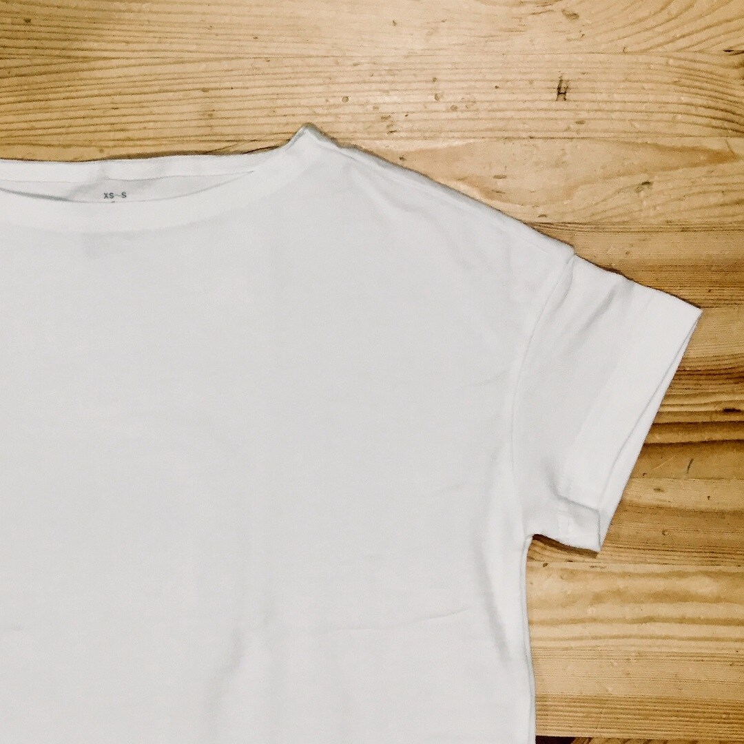 キービジュアル画像：白Ｔシャツを着る｜きょうのスタッフ