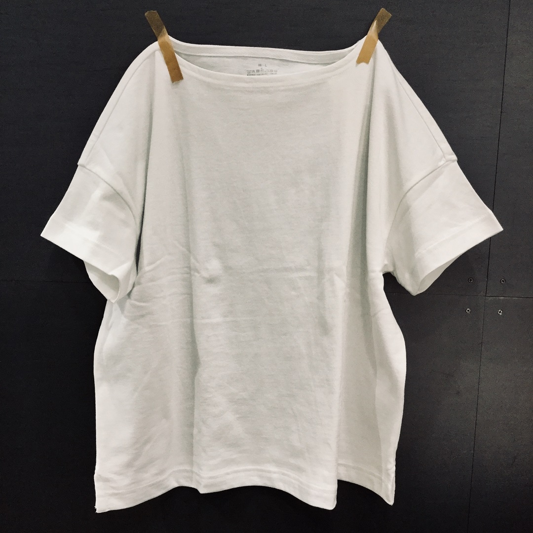 キービジュアル画像：白Ｔシャツを着る｜きょうのスタッフ