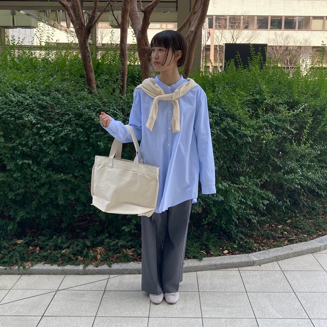立っている女性の写真