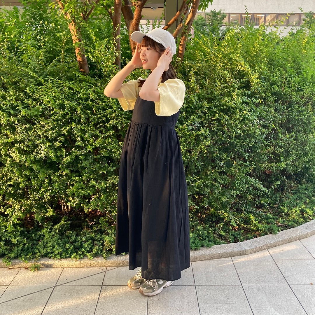 立っている女性の写真