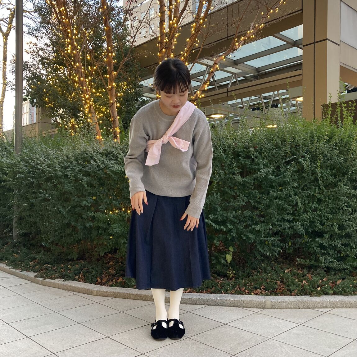 スカートを履いた女性の写真