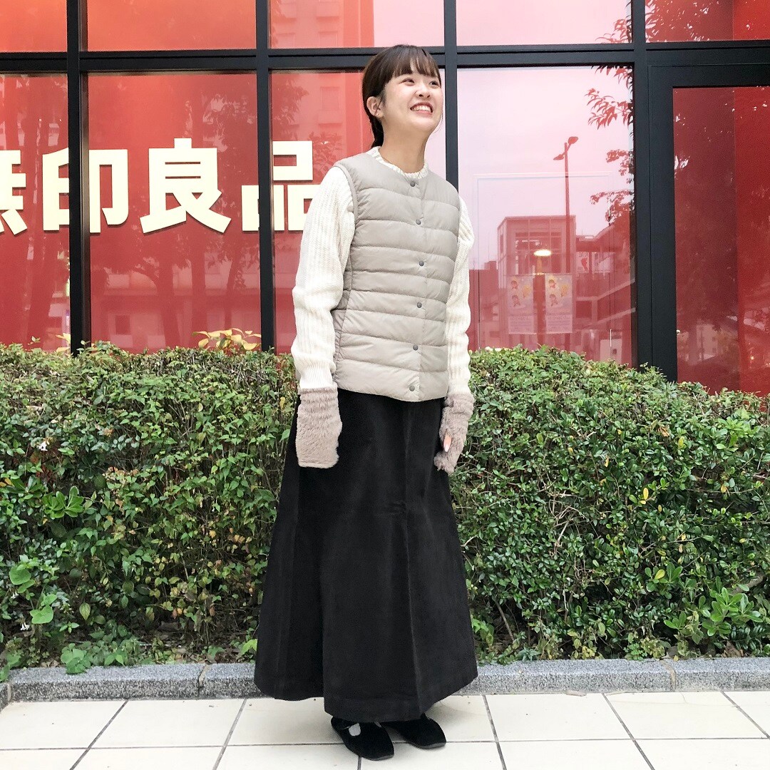 スカートを履いた女性の写真