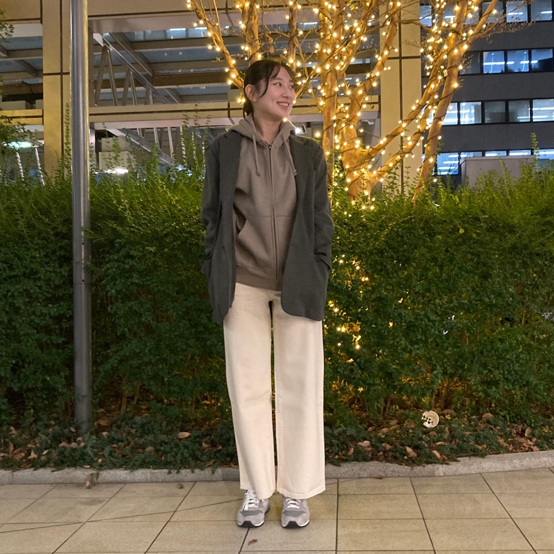 ジャケットを羽織った女性の写真