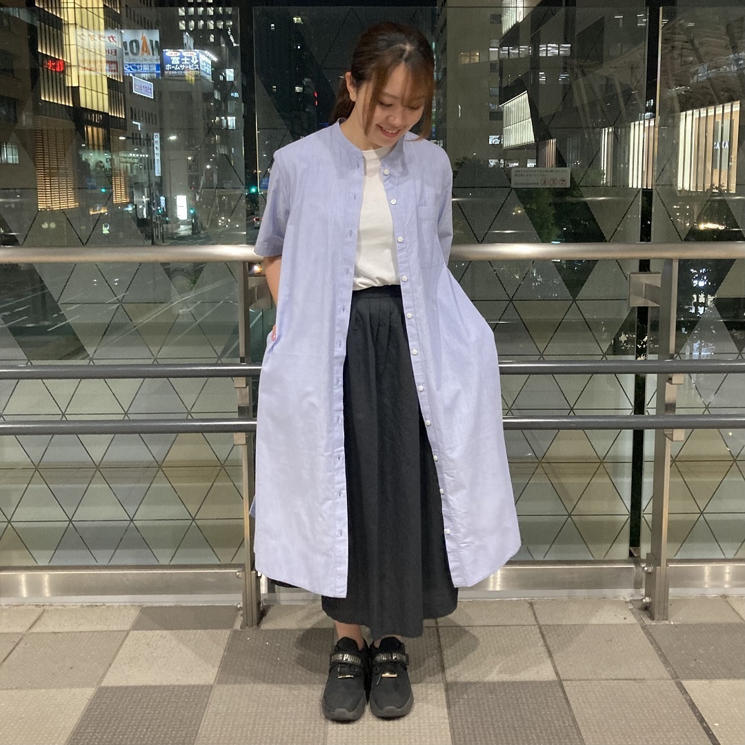 ロングスカート・シャツワンピース姿の女性