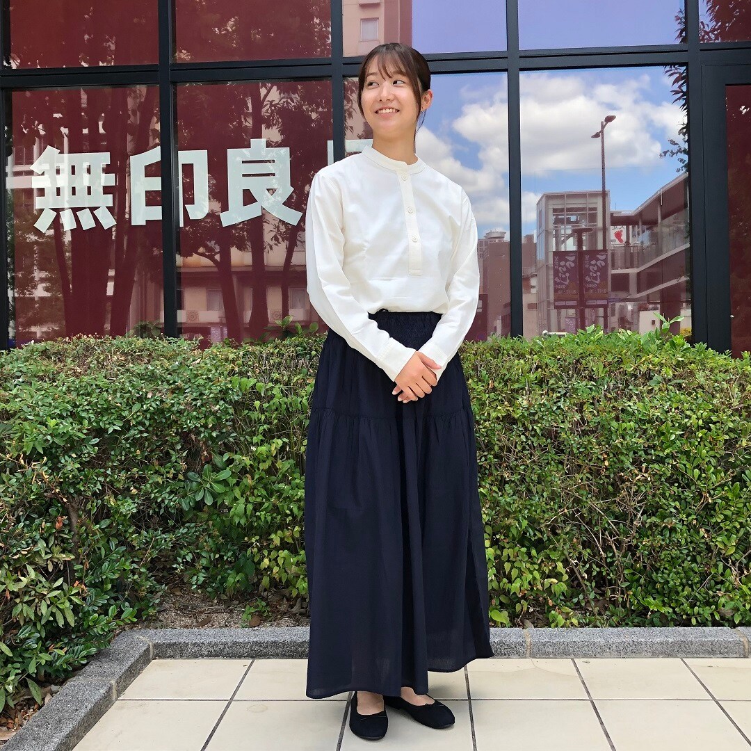 スカートをはいた女性が立っている写真