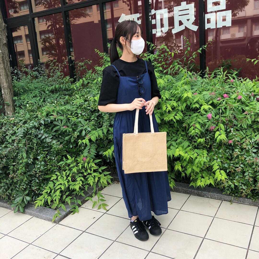 女の子が立っている写真