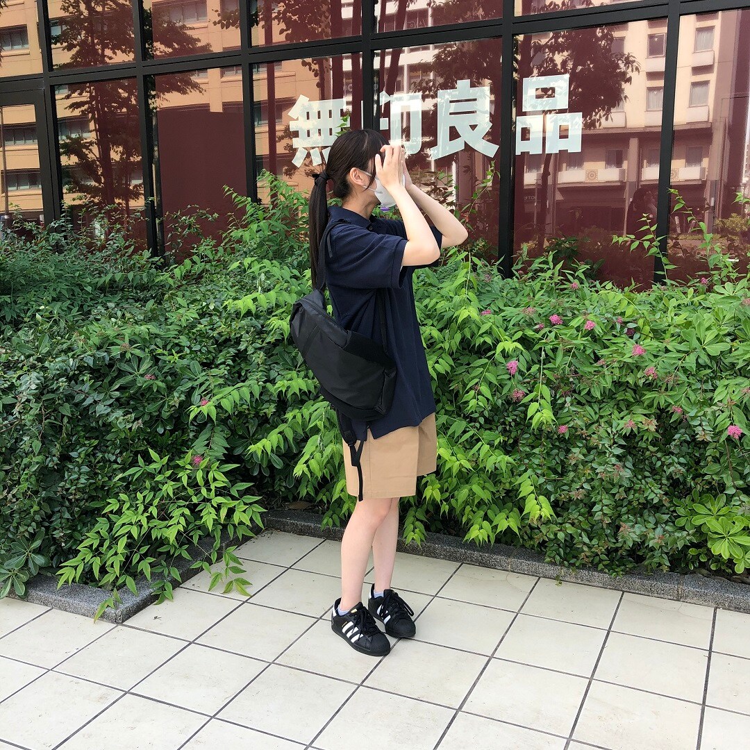 女の子が立っている写真