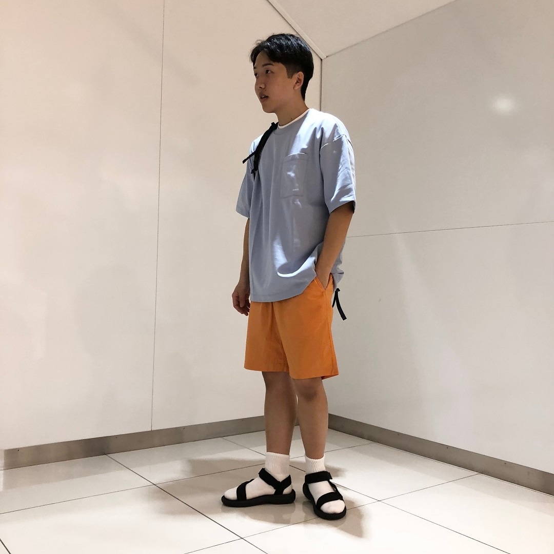 男の子が立っている写真