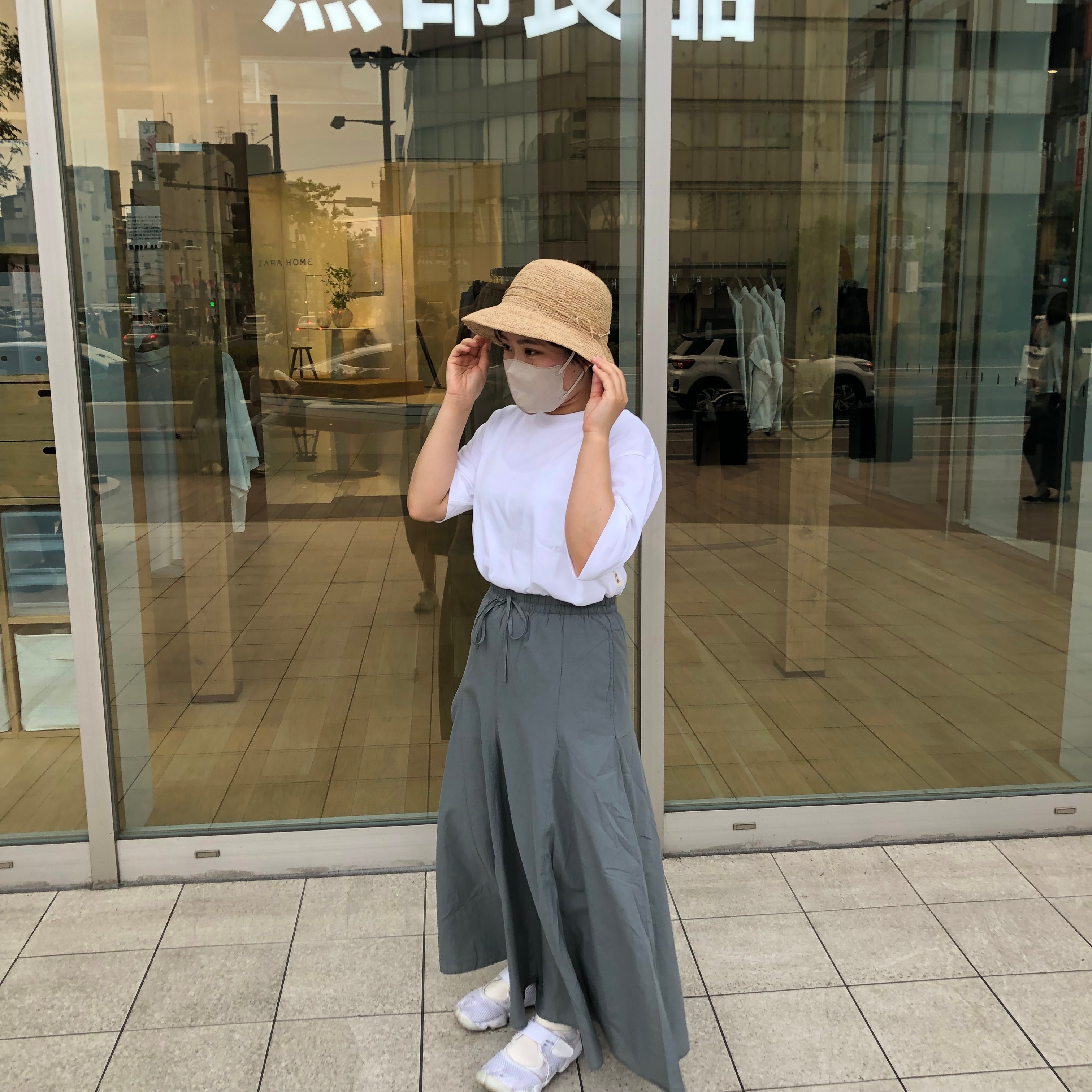 麦わら帽子と強撚スカートのコーデ