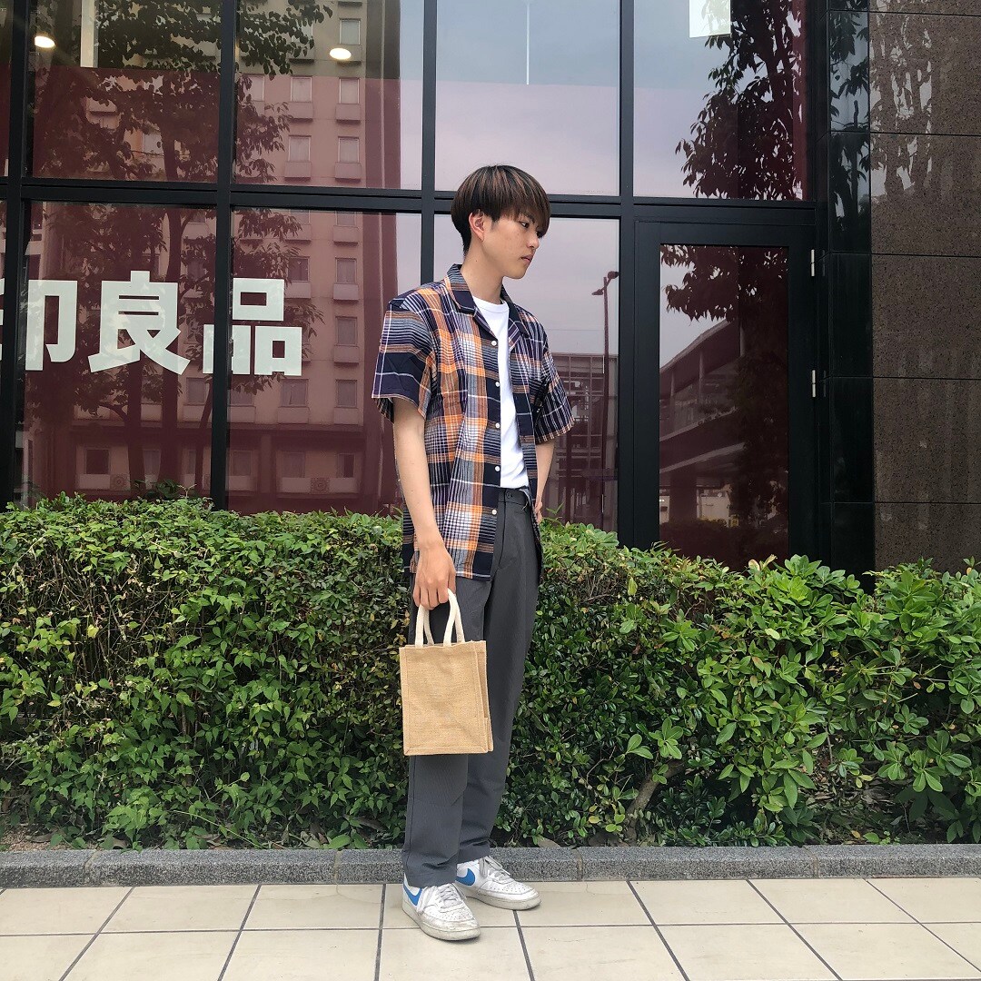 男の子が立っている写真