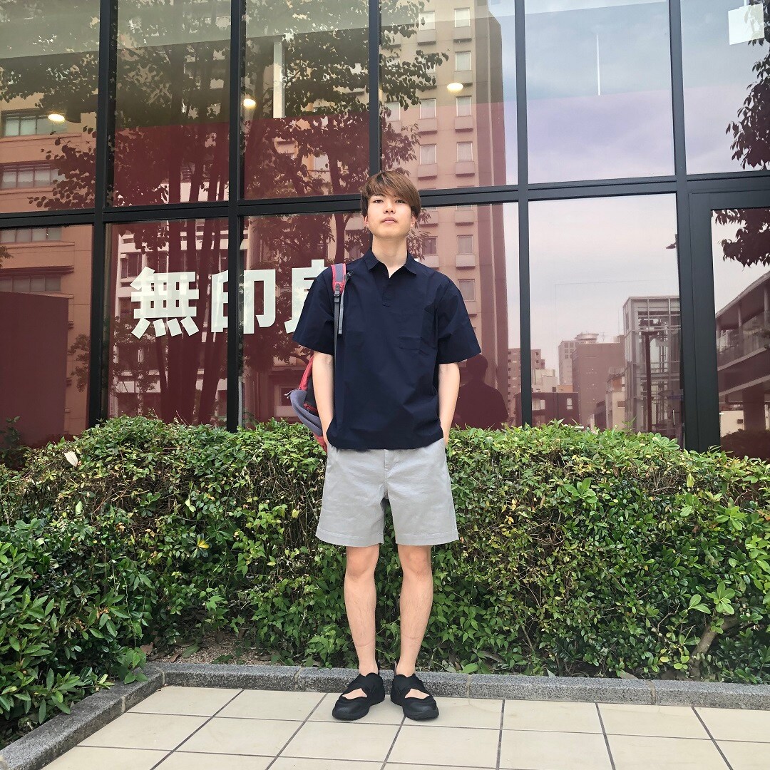 男の子が立っている写真