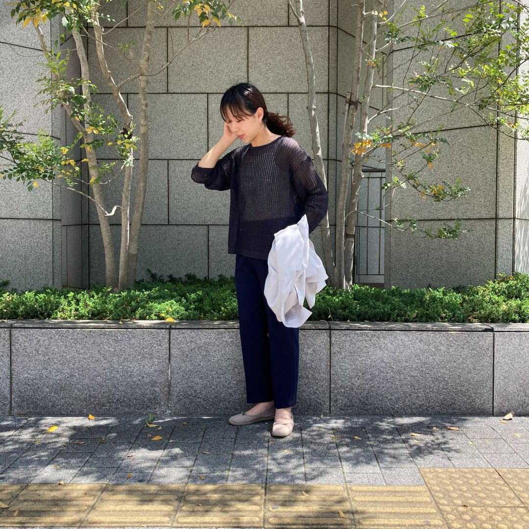 透かし編みセーターの着用した女性