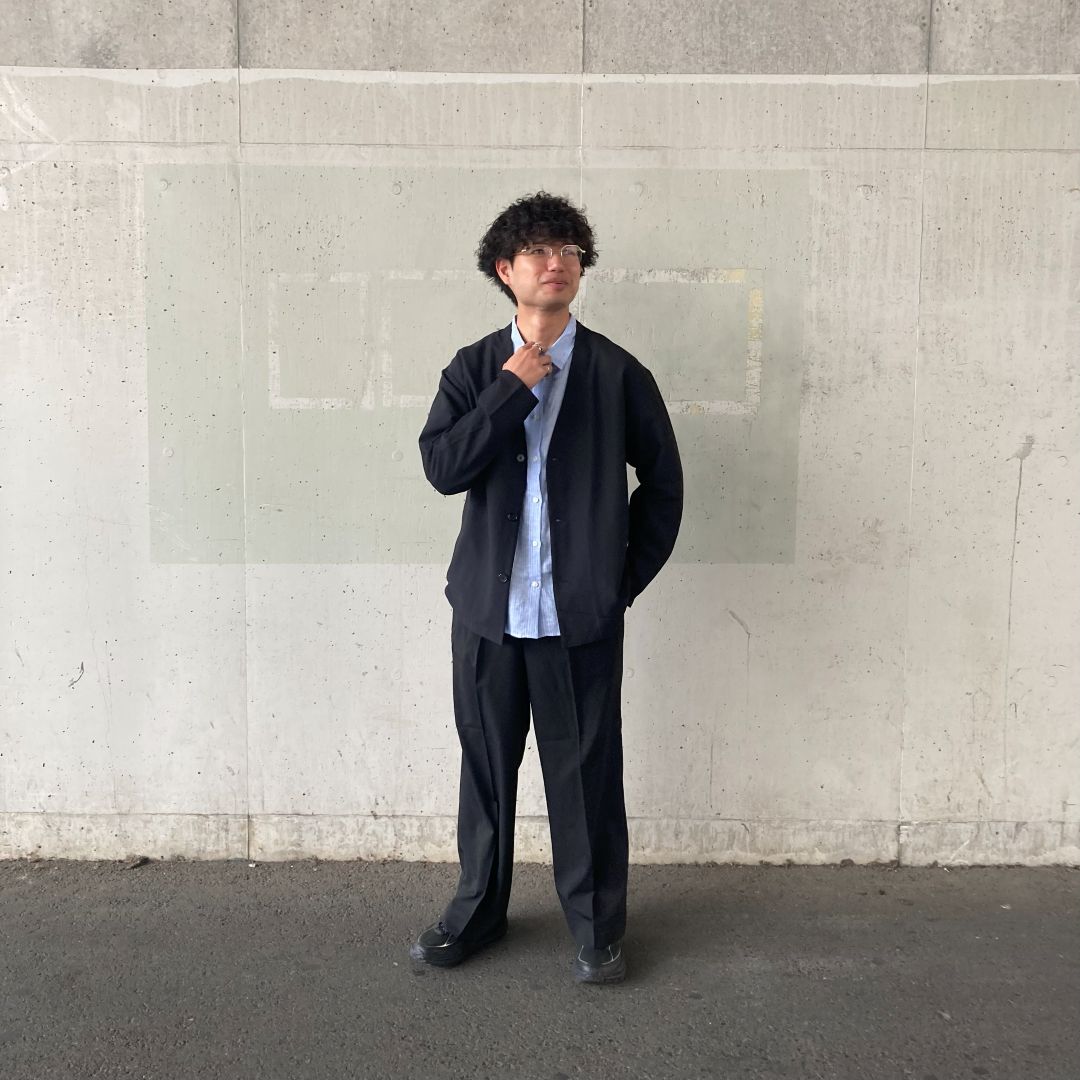 カーディガンを着用した男性