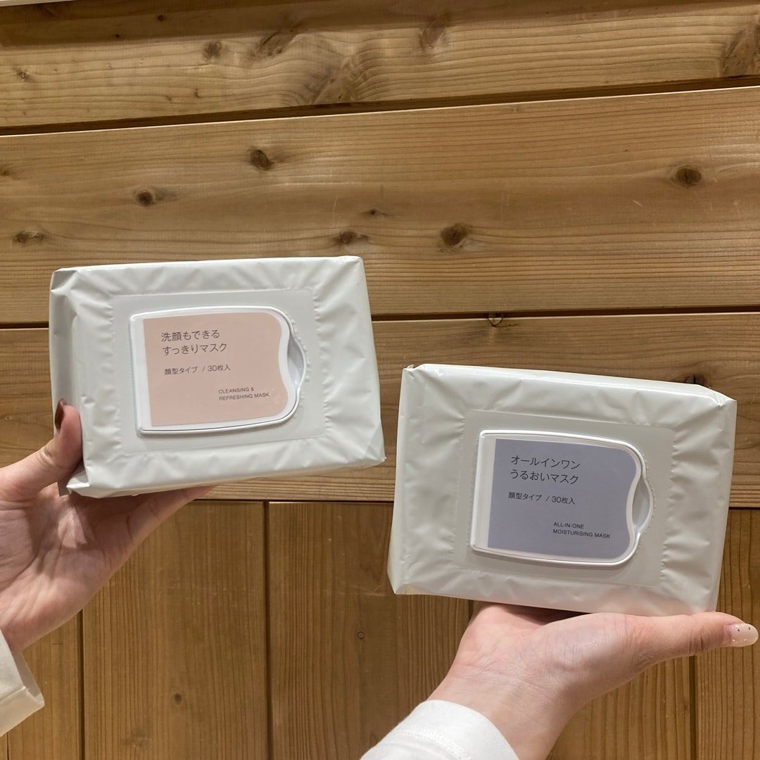 商品を持っている写真