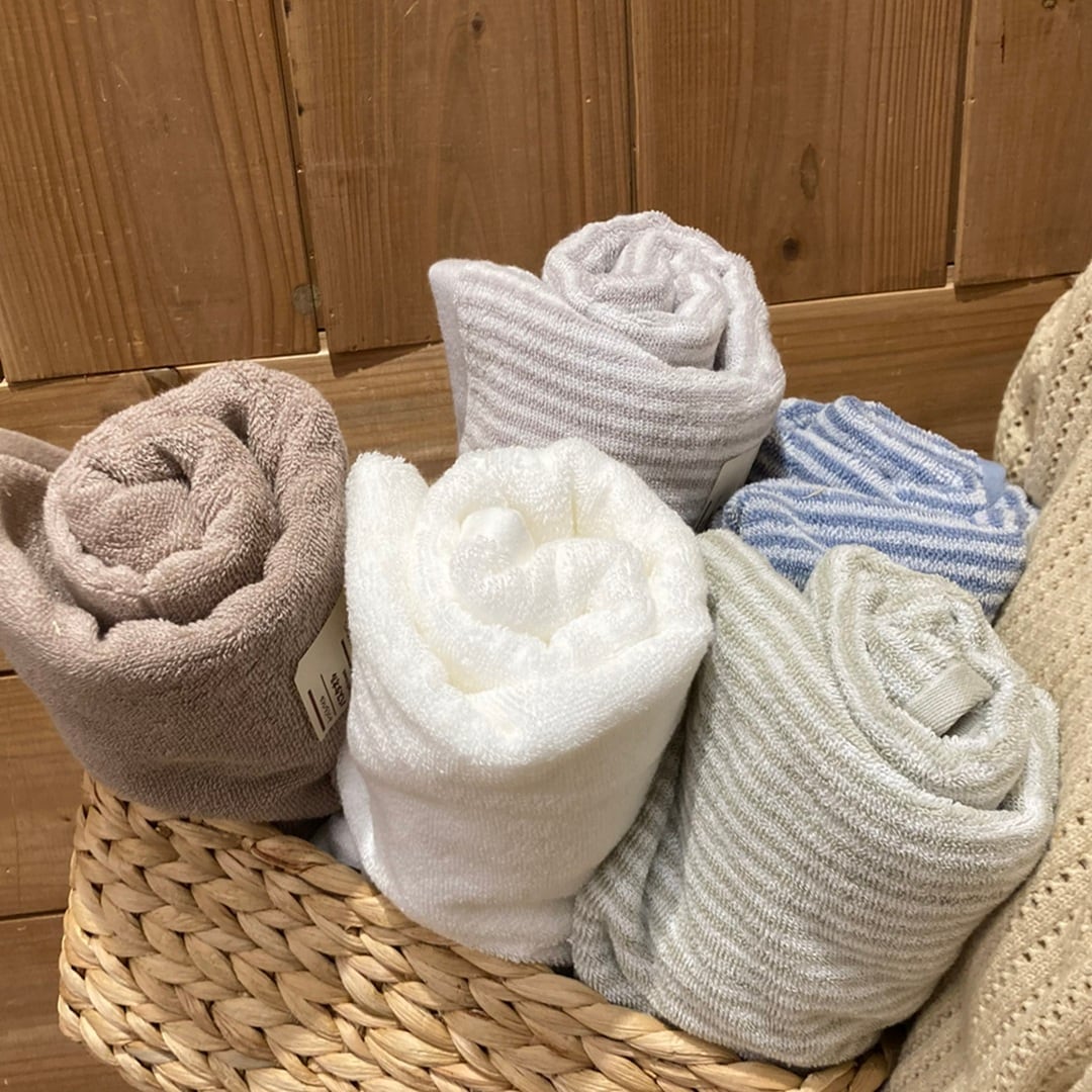 パイルタオルを持っている写真