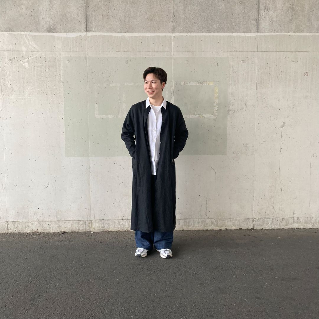 黒いワンピースを羽織った男性