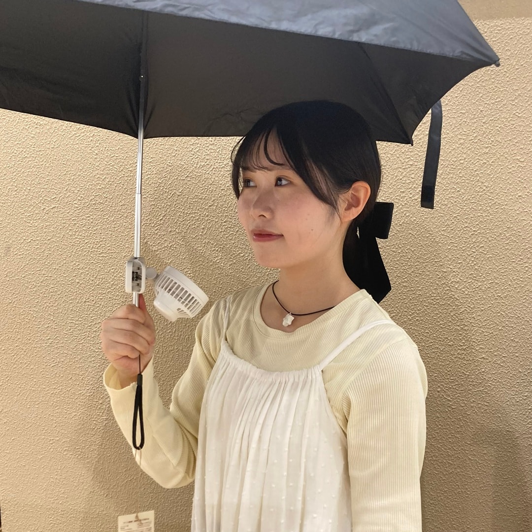 日傘に取り付けている様子