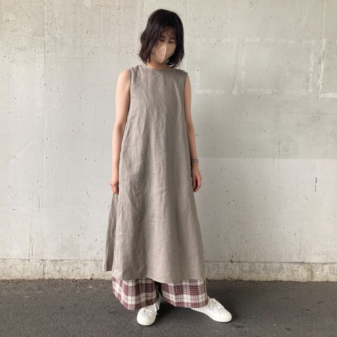 ノースリーブワンピースを着た女性