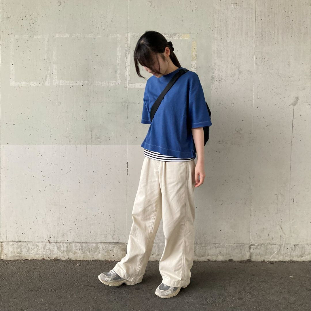 青いTシャツを着た女性