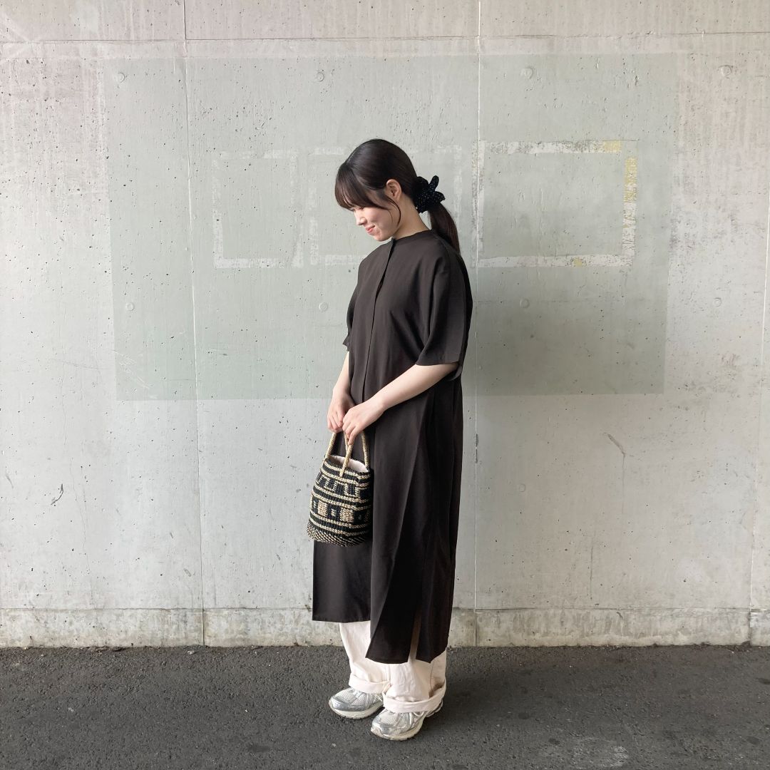 ブラウンのワンピースを着た女性