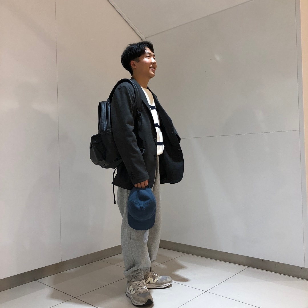 ジャケットを着た男性の写真