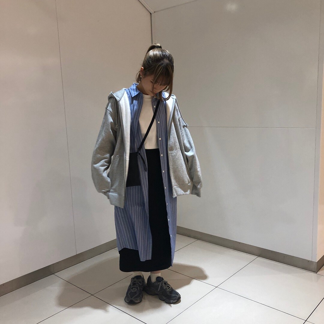 シャツワンピとパーカーを着た女性