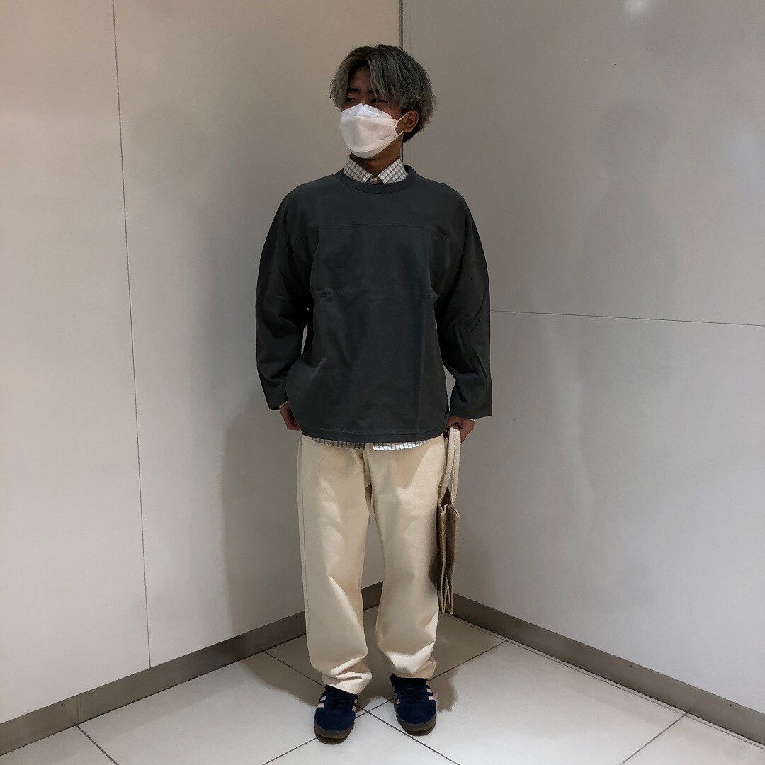 男の子が立っている写真