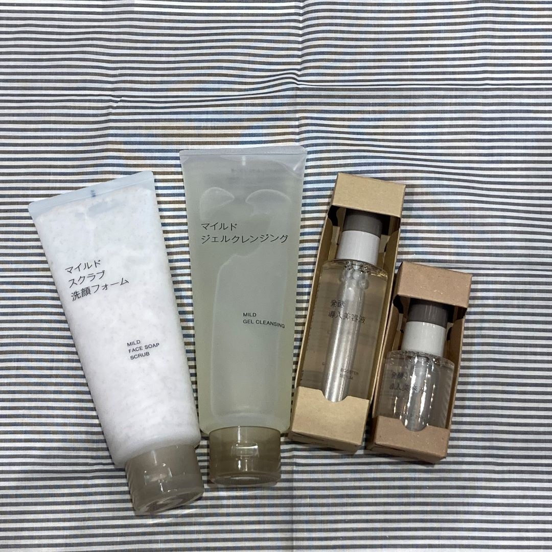 美容液とクレンジングと洗顔料の写真