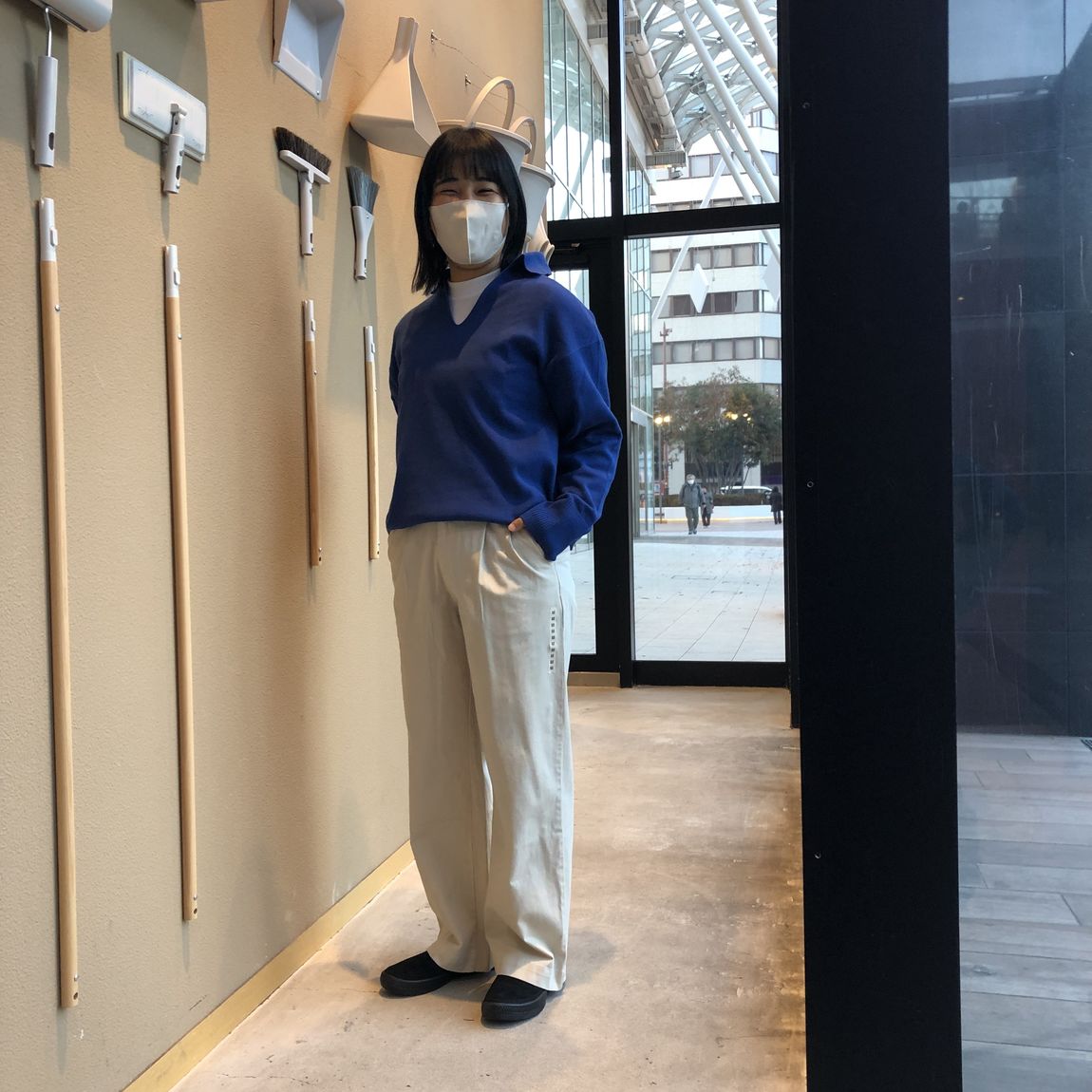 青色のポロセーターのコーデ
