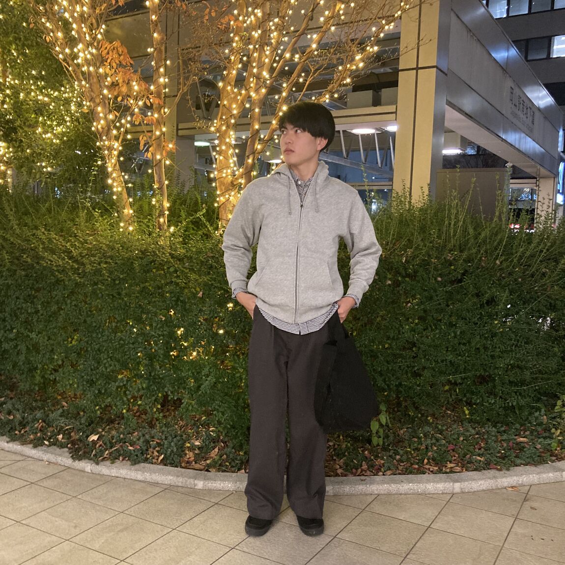 パーカーを着た男性の写真