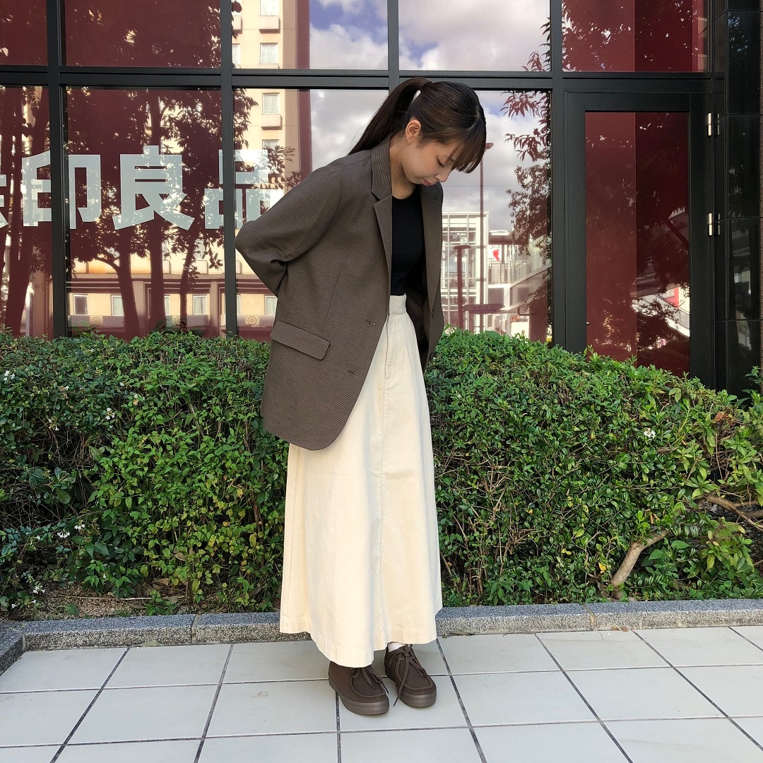 ジャケットとスカートの女の人のコーデ