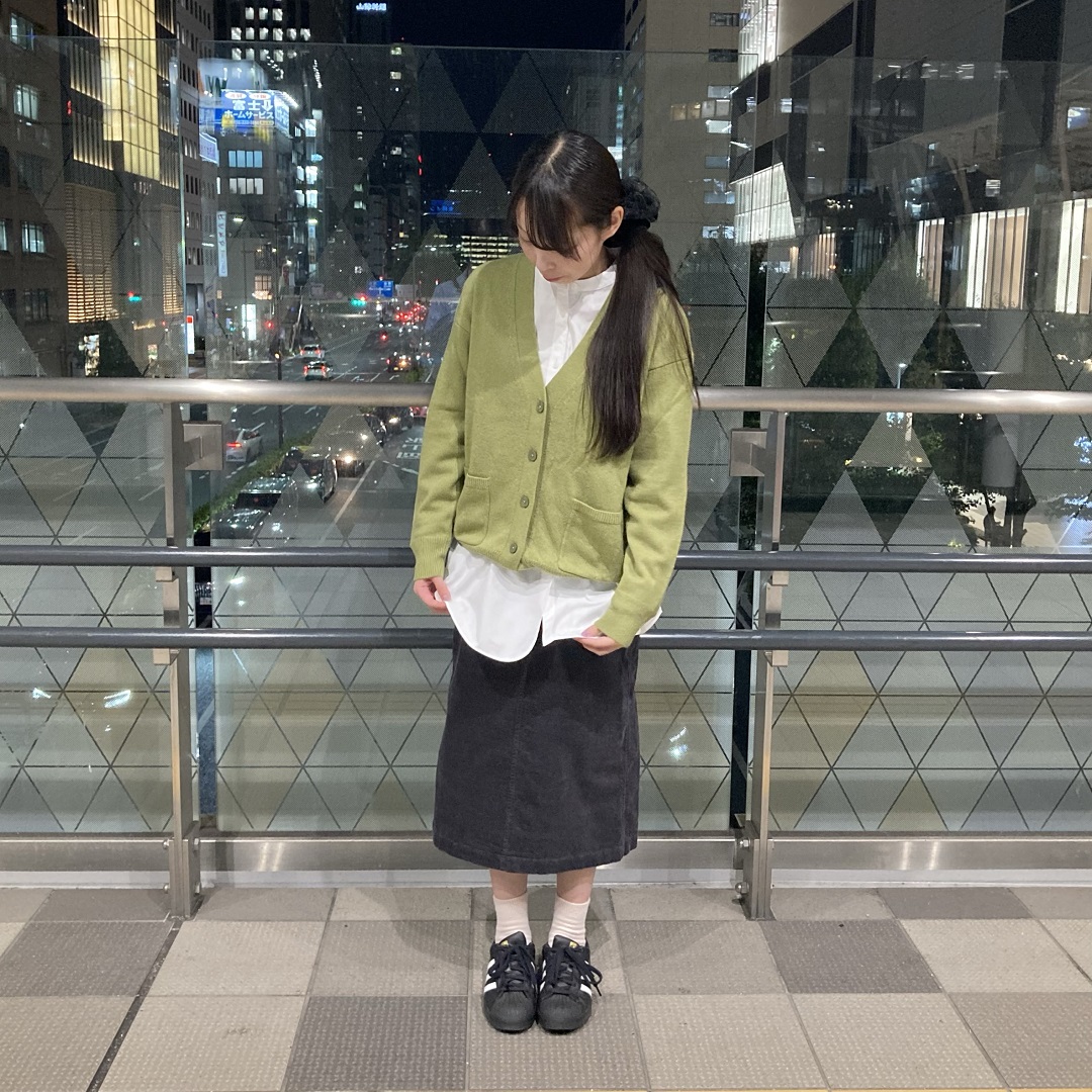 カーディガンを着た女性