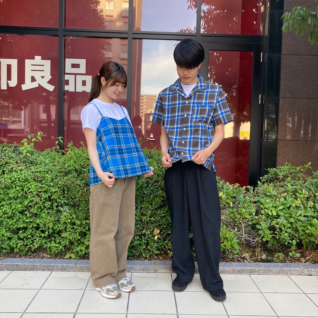 マドラスチェックを着ている男女