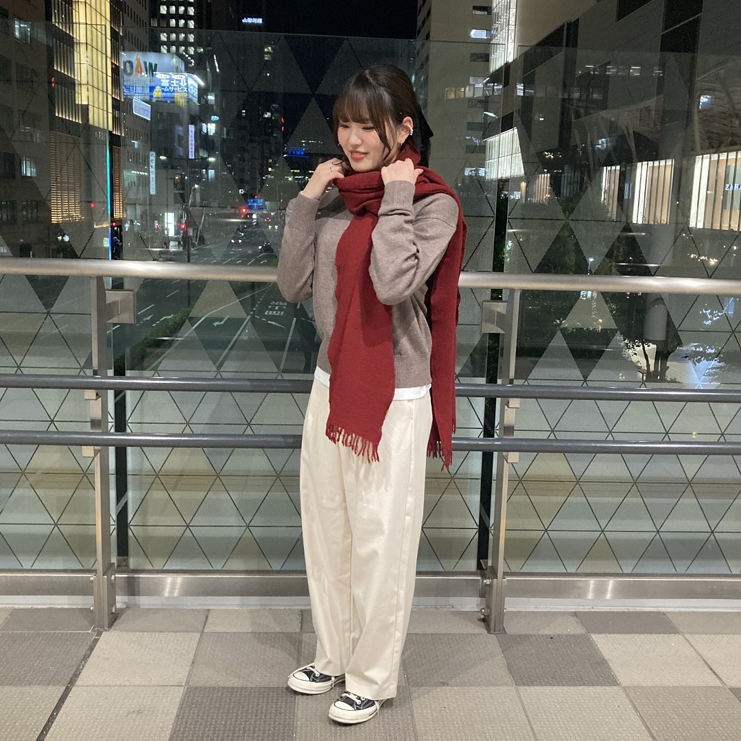 セーターを着た女性