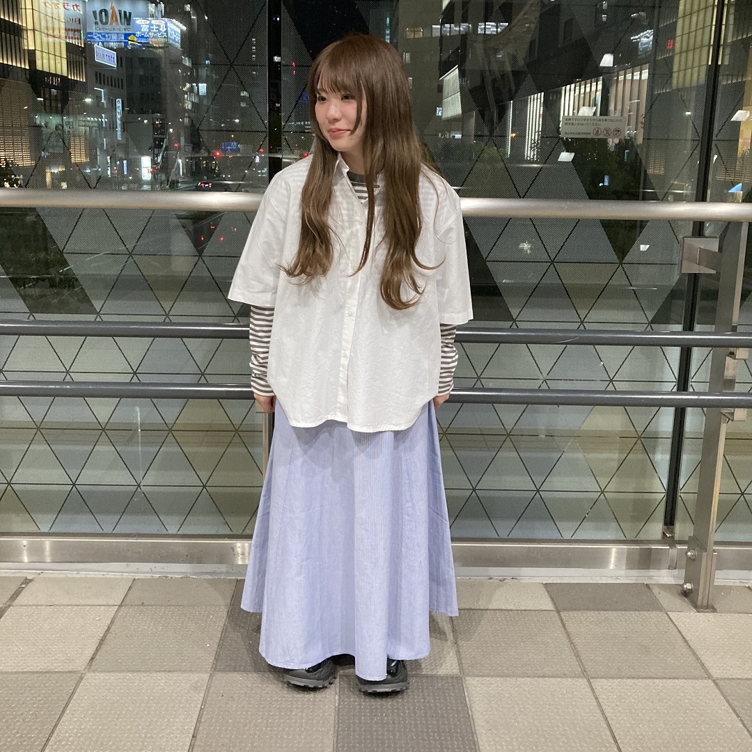 スカートをはいた女性の写真